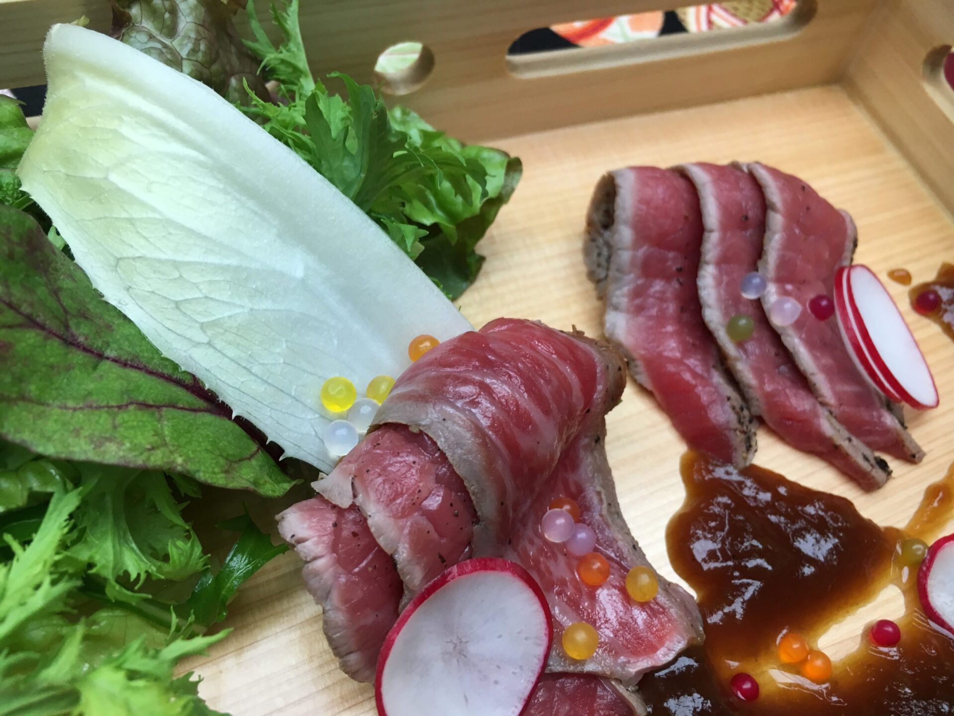 かみのやま温泉 果実の山 あづま屋 山形牛のたたき アロニアソース(2019年当時)