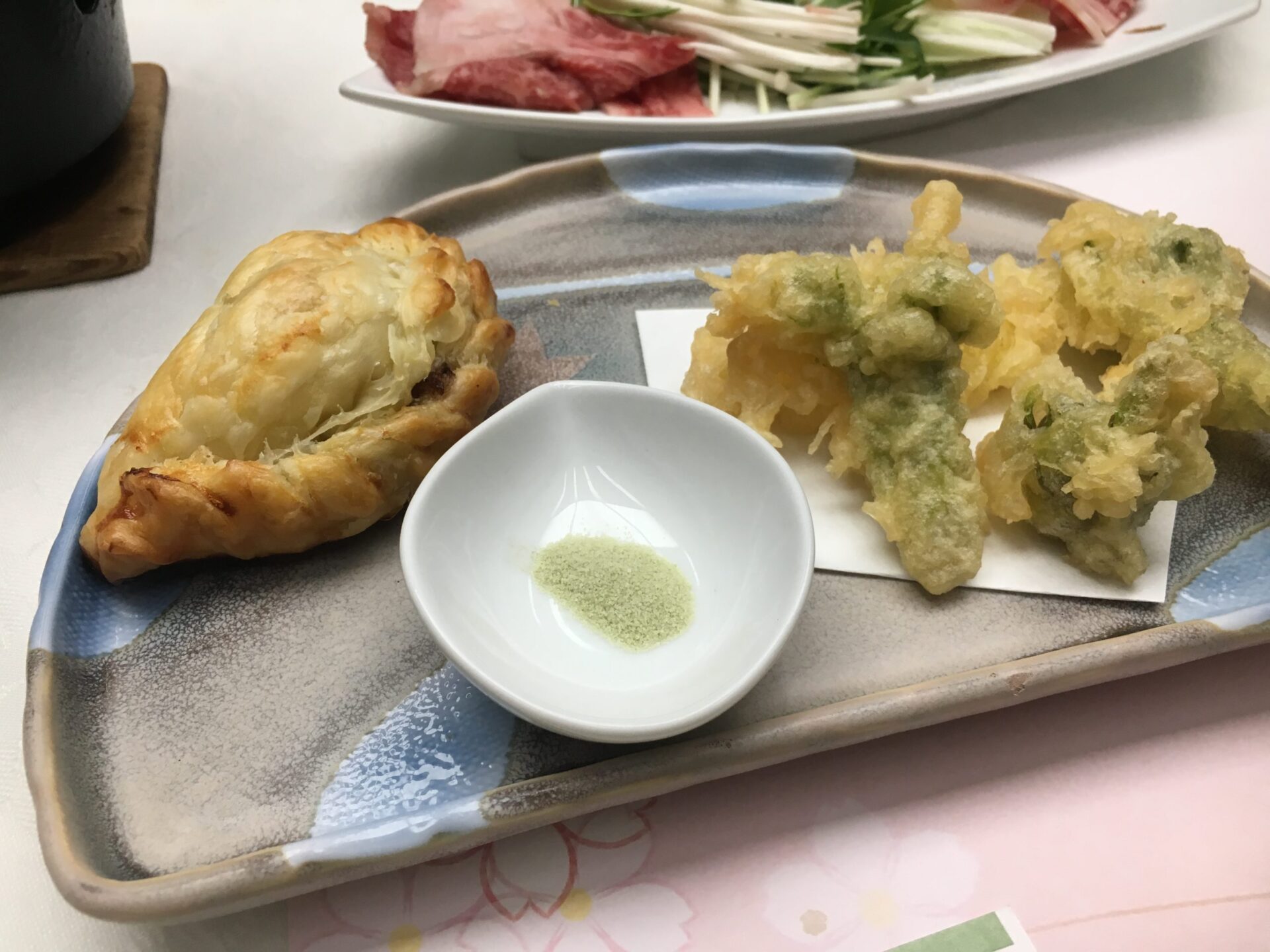 かみのやま温泉 果実の山 あづま屋 山形牛のパイ包みと山菜天ぷら(2019年当時)