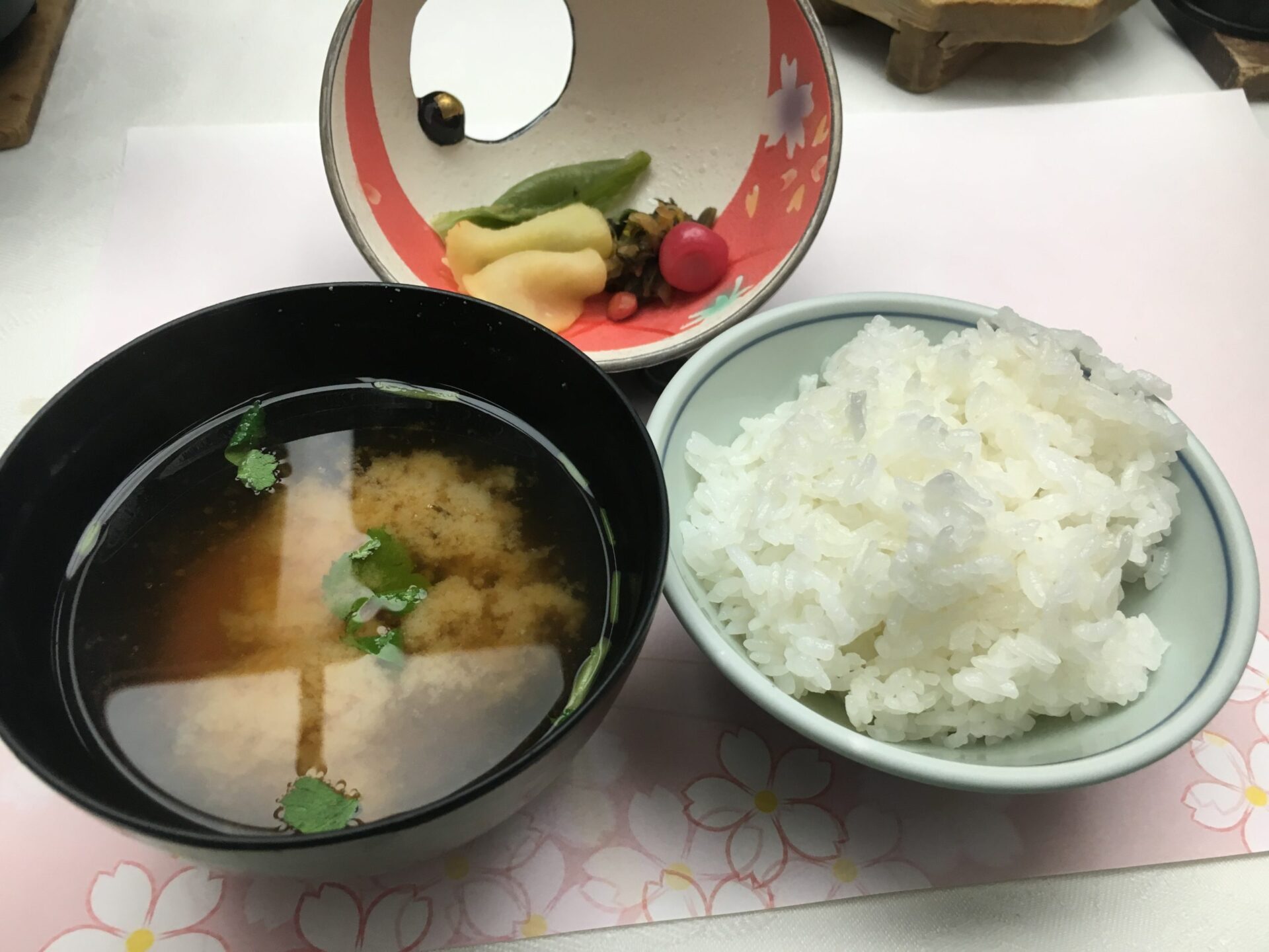 かみのやま温泉 果実の山 あづま屋 つや姫 味噌汁 お漬物(2019年当時)