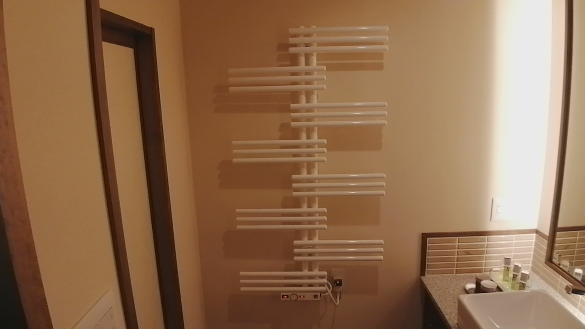 信州長野 上林温泉 湯宿 せきや　遊季亭　洗面所ヒーター（2020年2月 当時）