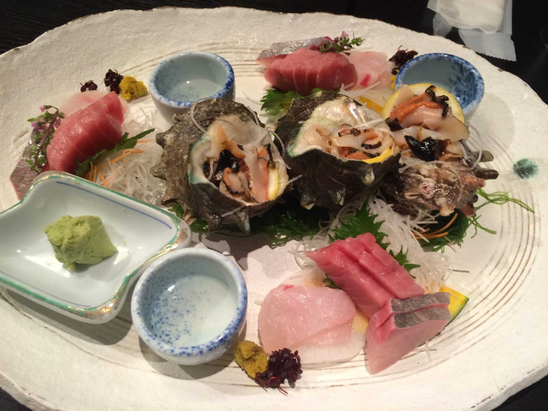 東伊豆町 片瀬温泉 片瀬館「ひいな」さん　特別室　夕食　造り　地あがり旬魚　マグロトロ、尾長鯛、カンパチ、さざえ　
