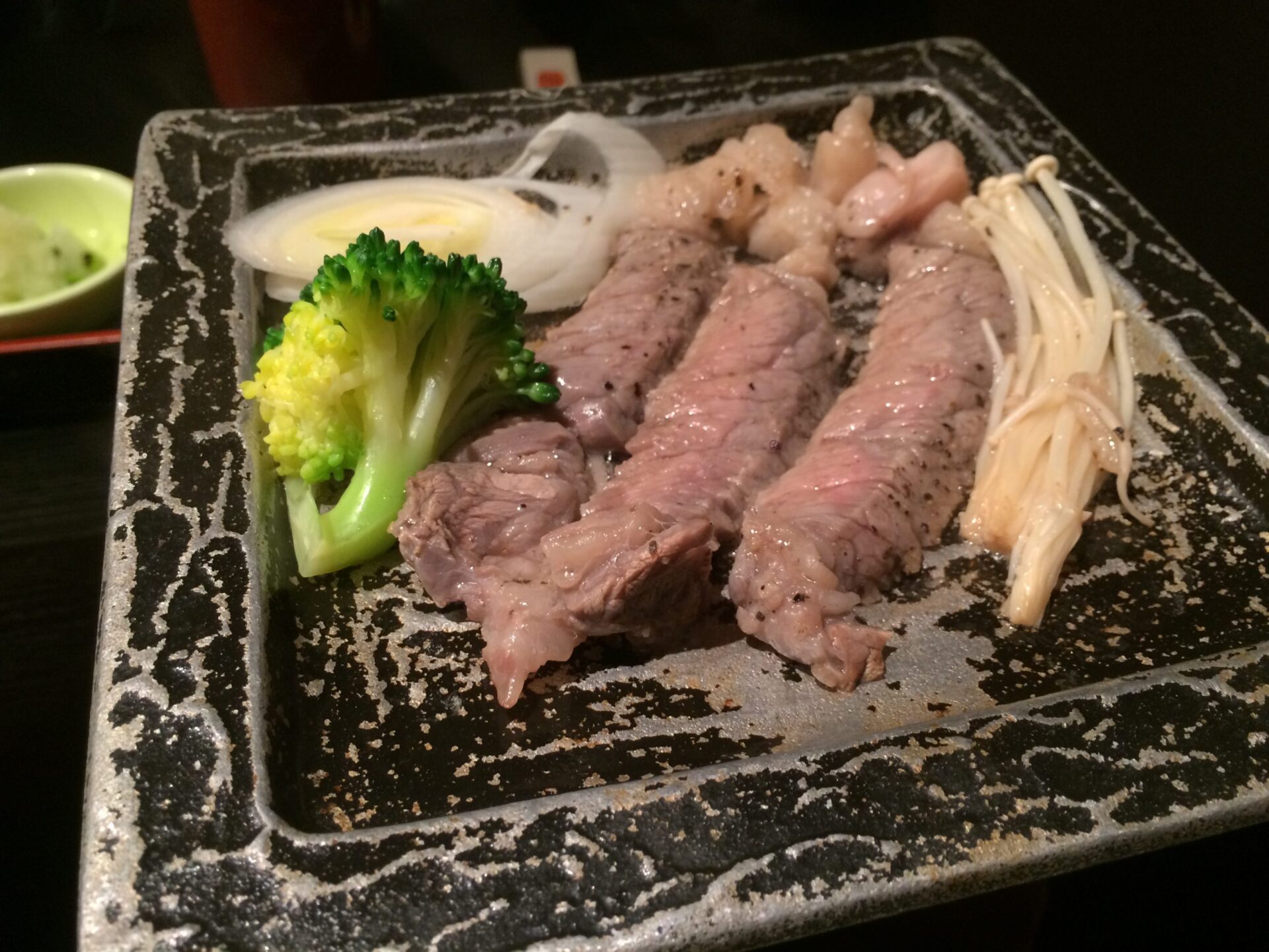 東伊豆町 片瀬温泉 片瀬館「ひいな」さん　特別室　夕食　牛ステーキおろしポン酢 　焼きあがり