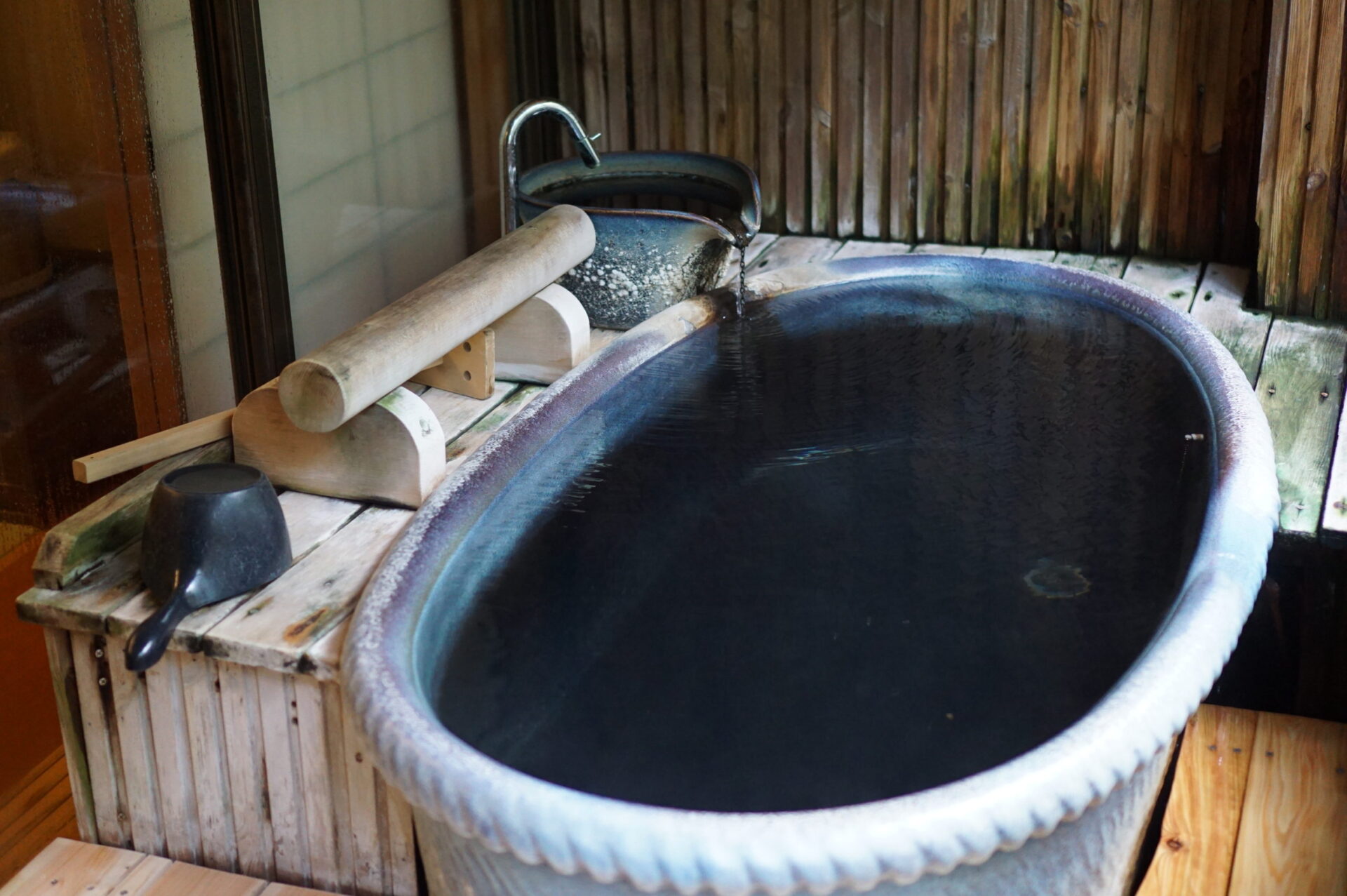 四季彩の宿 ふる里 半露天風呂（陶器の浴槽）