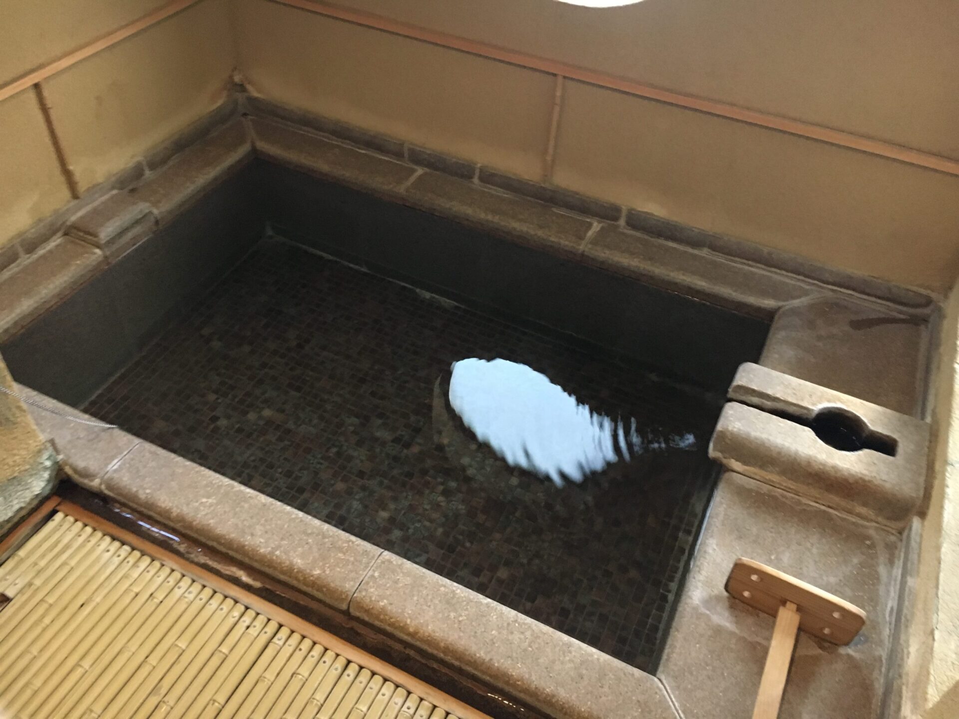 四万温泉 時わすれの宿 佳元 欅 源泉かけ流し 半露天風呂(2019年当時)