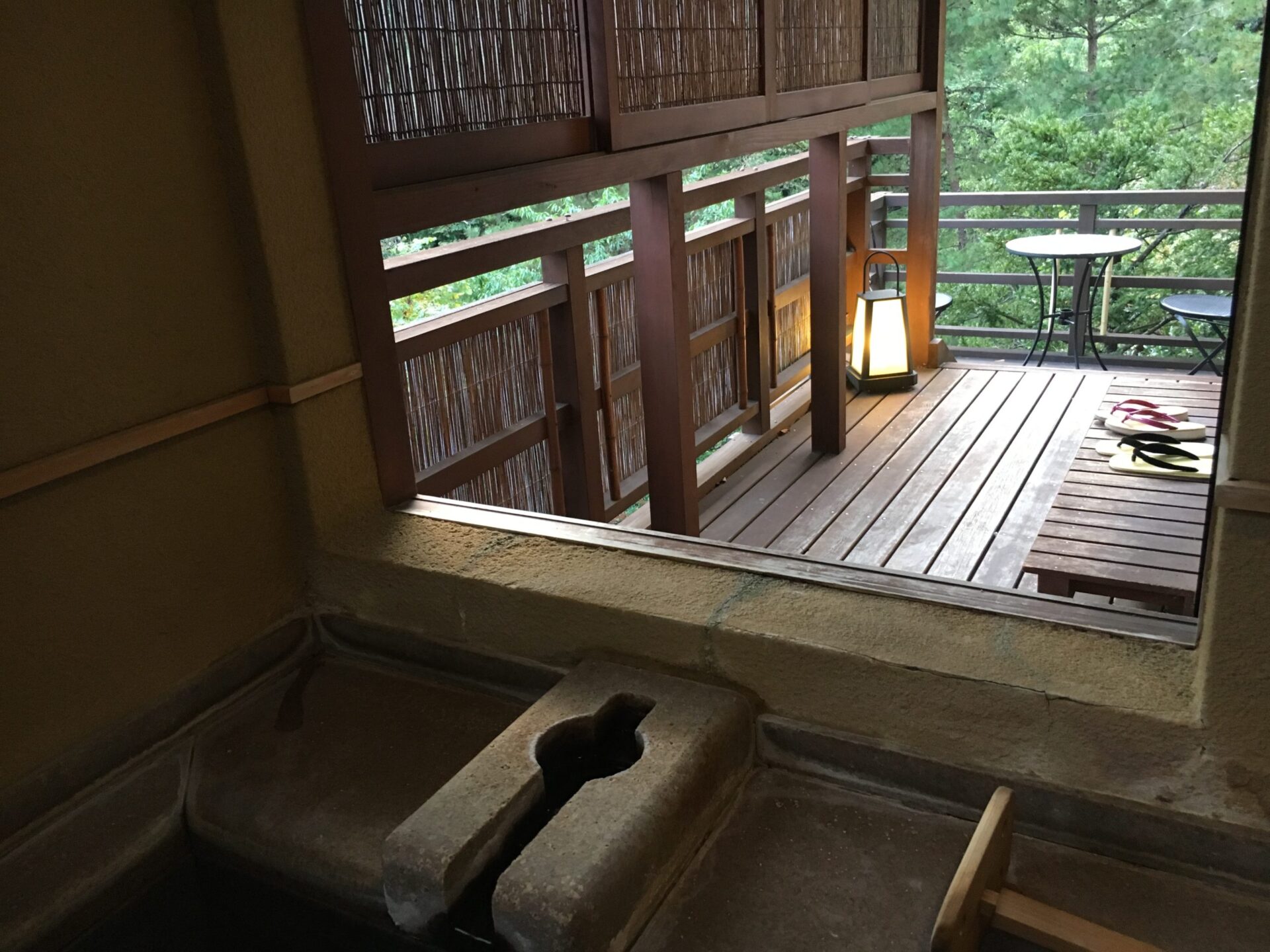 四万温泉 時わすれの宿 佳元 欅 源泉かけ流し 半露天風呂(別角度)(2019年当時)