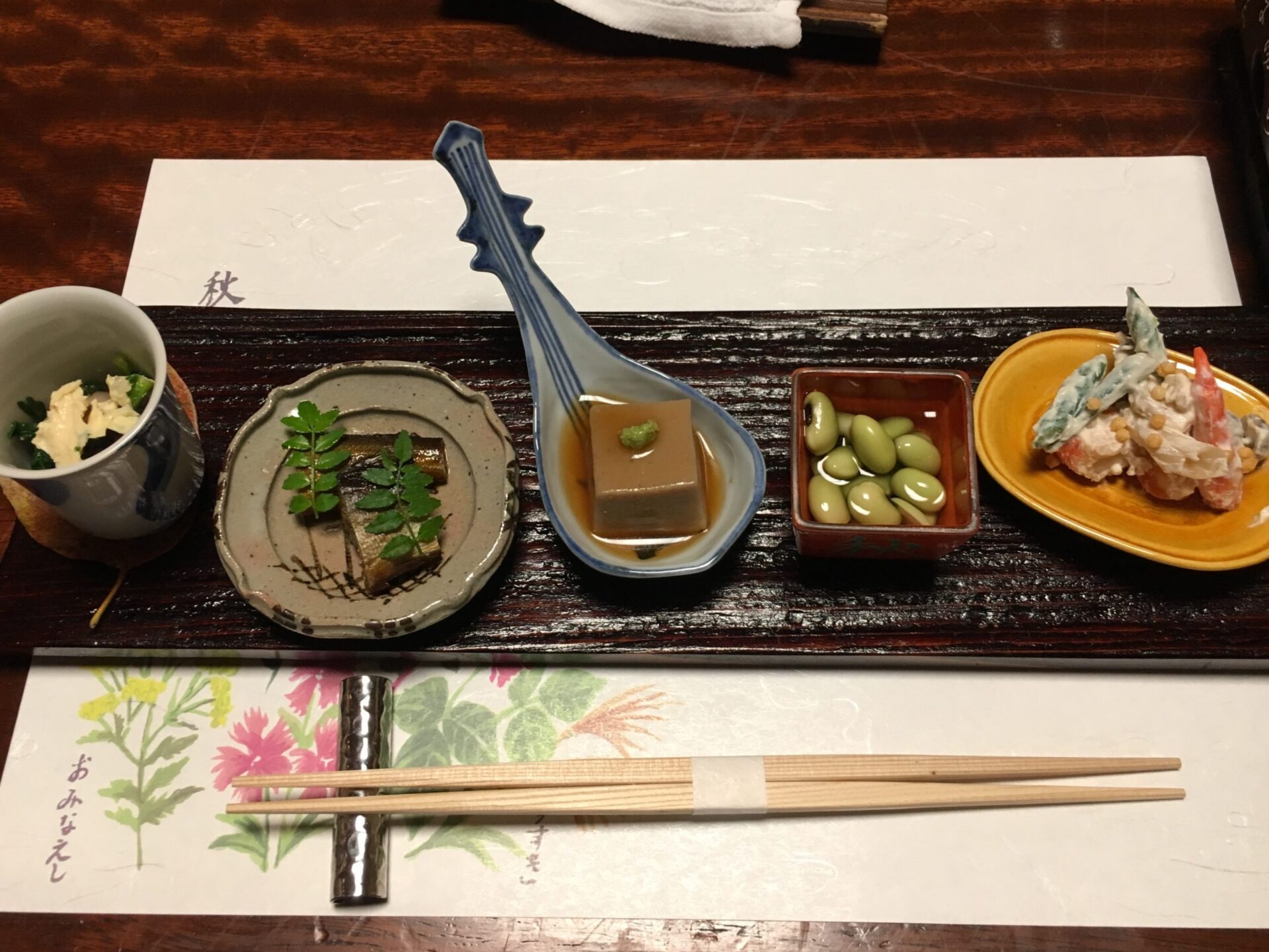 四万温泉 時わすれの宿 佳元 夕食 前菜(菊菜と湯葉、焼椎茸の浸し、鮎の山椒煮、くるみ豆腐、ひたし豆、白和え など)(2019年)