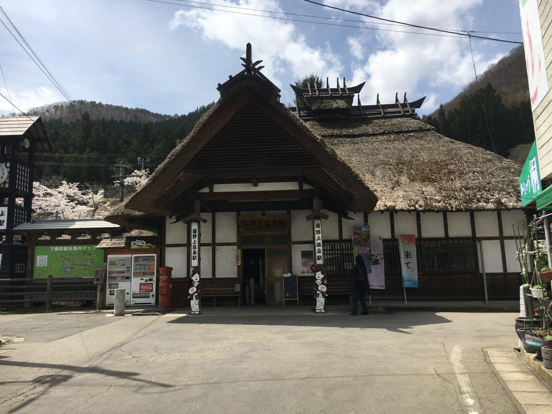 会津鉄道茅葺屋根「湯野上温泉」駅