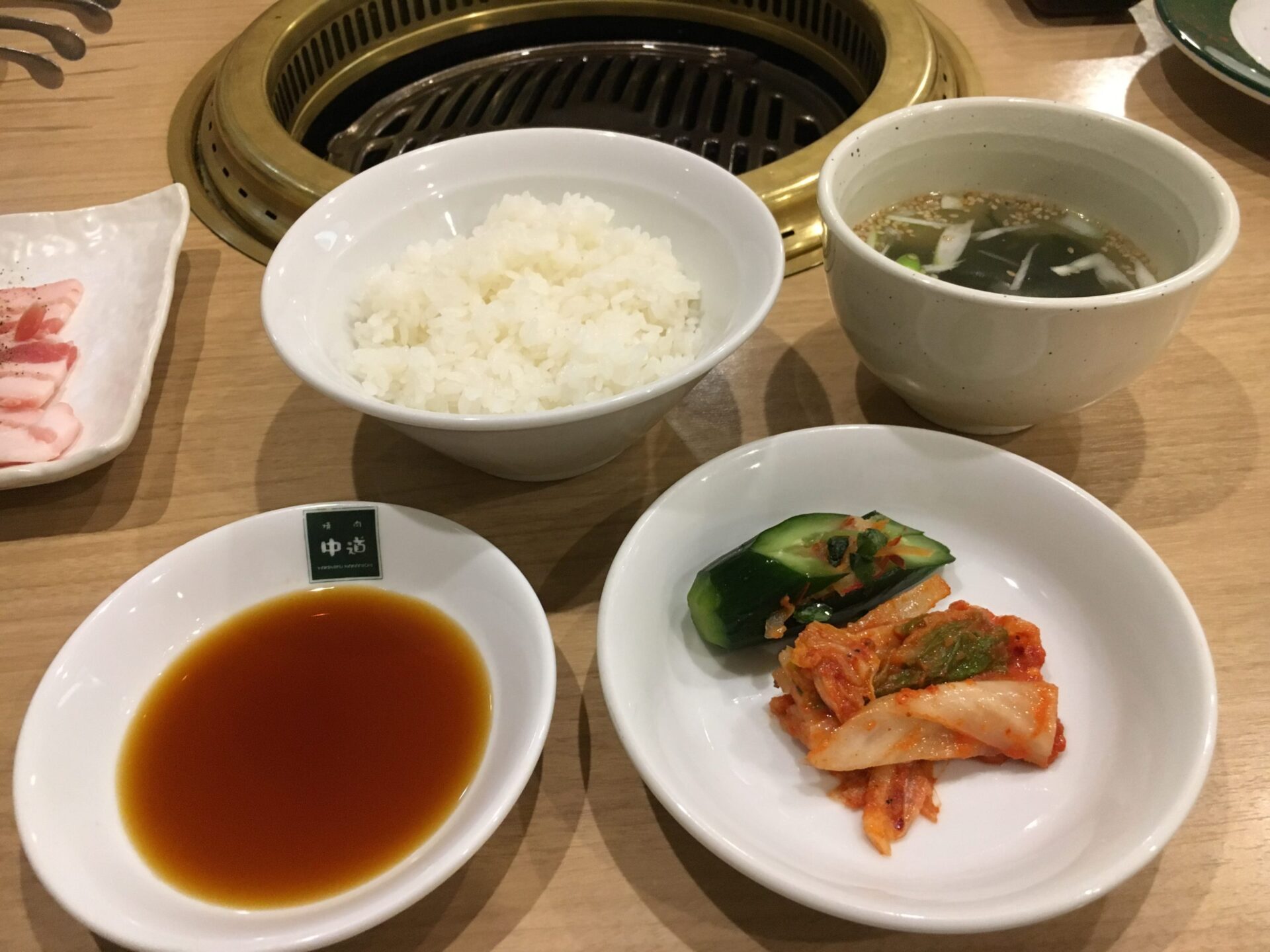 中道 セットのごはん、スープ、キムチ