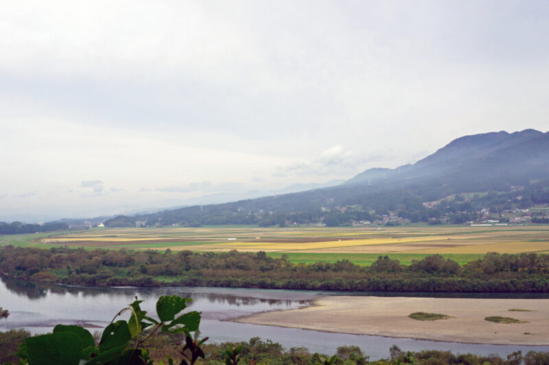 高館義経堂　北上川と衣川、平泉の町並みを望む