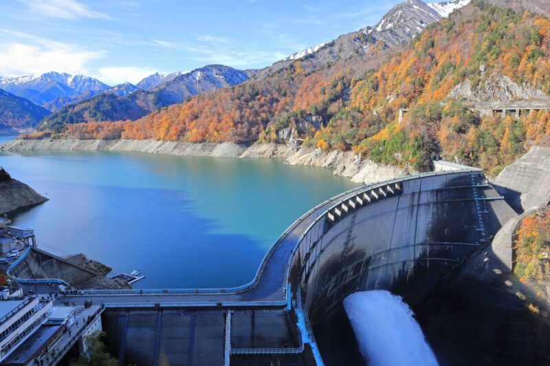 立山黒部アルペンルート　黒部ダム　紅葉