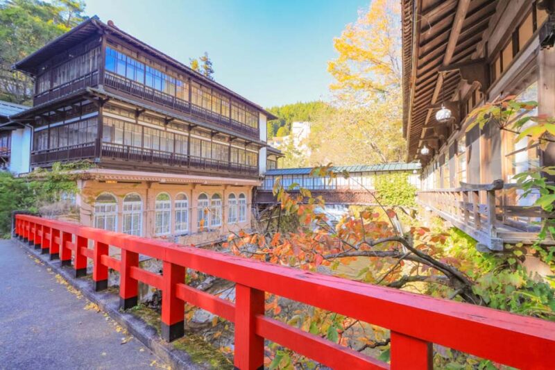 四万温泉　温泉街　紅葉