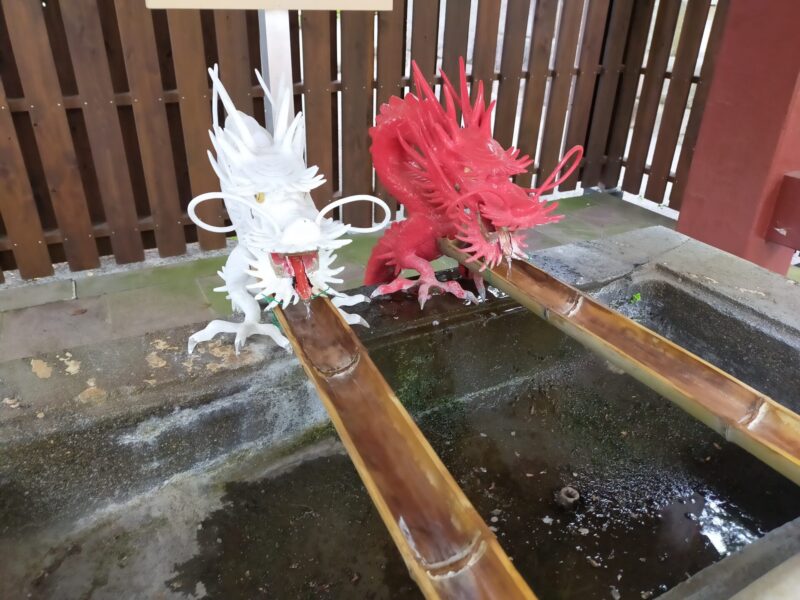 静岡県　伊豆山神社　手水舎　赤白二龍