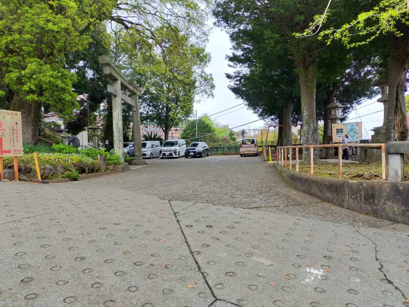 静岡　伊豆山神社　下駐車場（鳥居横・約8台）