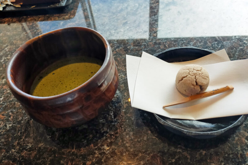 大室の杜 玉翠 ロビー 抹茶とお菓子