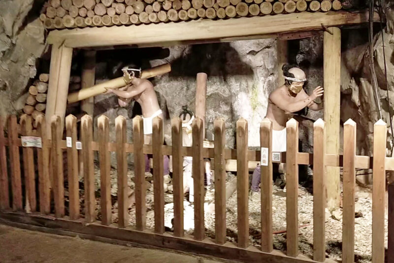 土肥金山　坑道内