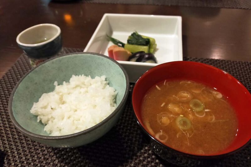 白馬ひふみ　夕食　白馬産こしひかり　信州なめこの味噌汁　自家製漬物