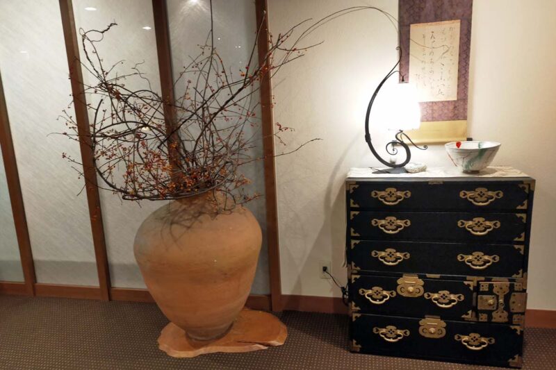 白馬ひふみ　センスの良さが感じられる調度品と美しいお花