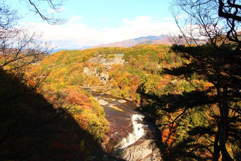 吹き割の滝　紅葉