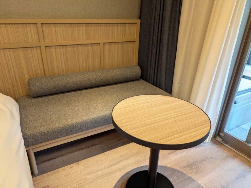 群馬　あらたし　みなかみ　温泉露天風呂付きツインルーム室内　ソファーとテーブル