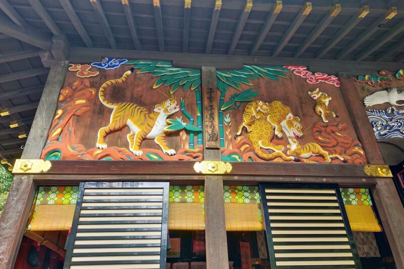秩父　秩父神社　極彩色の彫刻　子育ての虎
