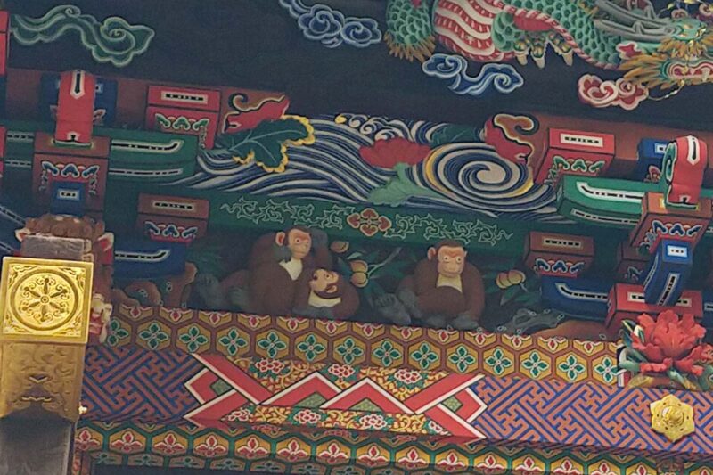 秩父　秩父神社　極彩色の彫刻　お元気三猿