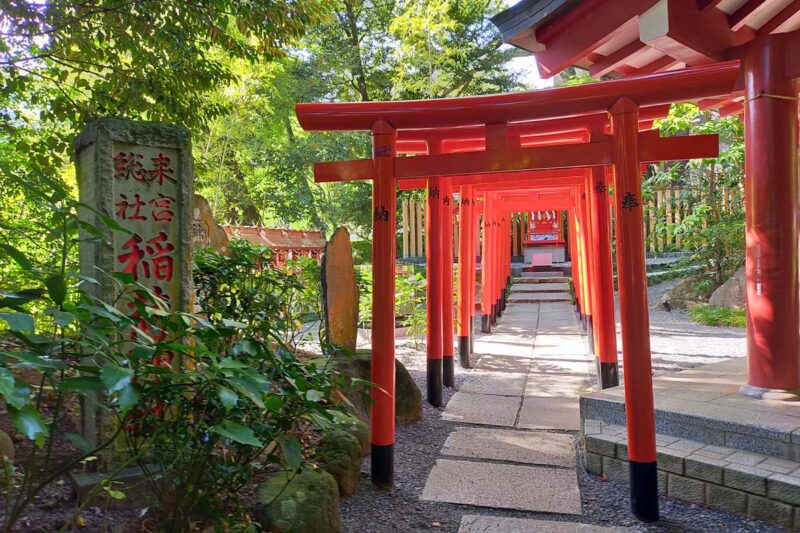 熱海　来宮神社　来宮稲荷明神へ続く「赤い小さな鳥居」