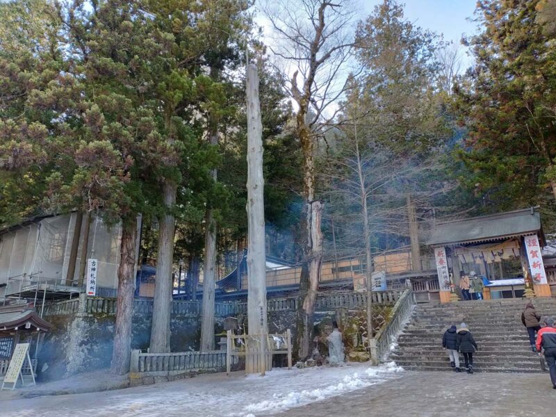 諏訪大社　本宮　一之御柱