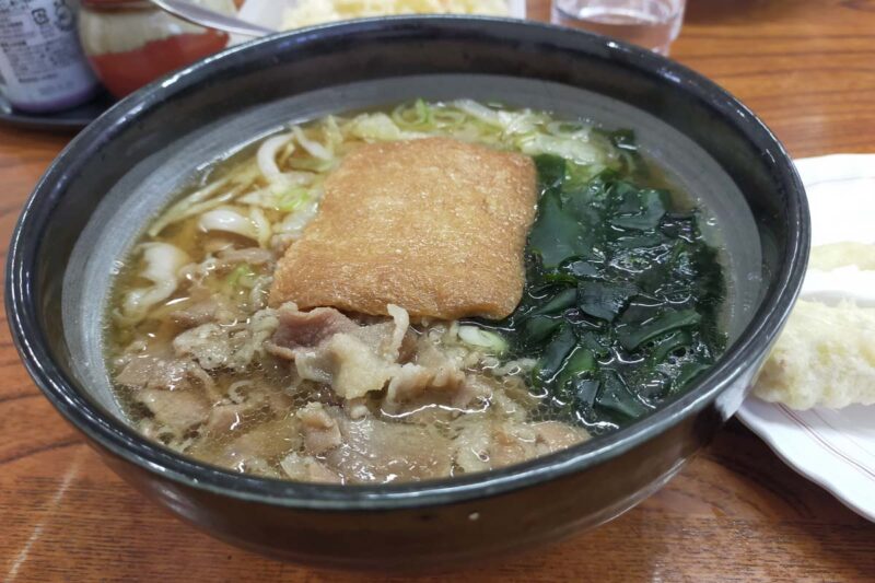 吉田うどん　麺許皆伝　欲ばりうどん（肉、ちく天、ワカメ、キツネ入り）
