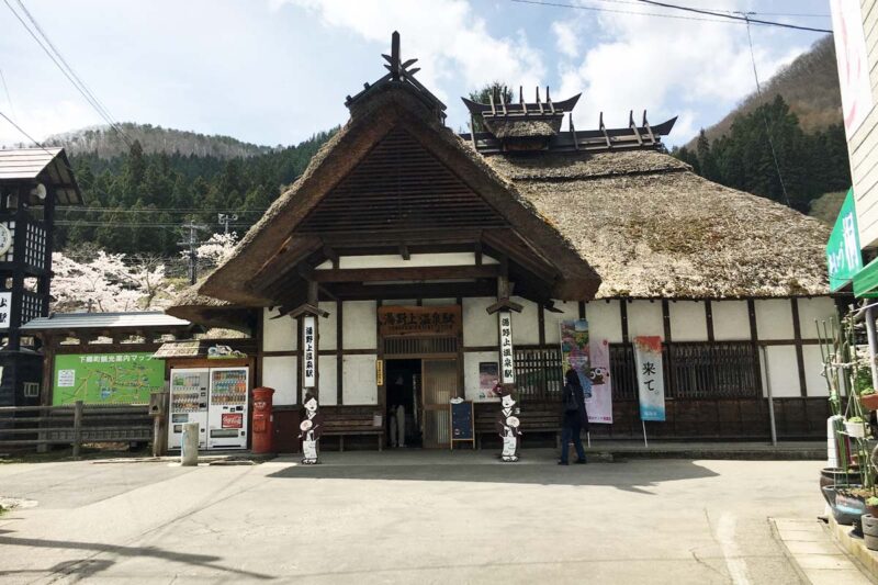 会津鉄道　湯野上温泉駅　茅葺き屋根の駅舎