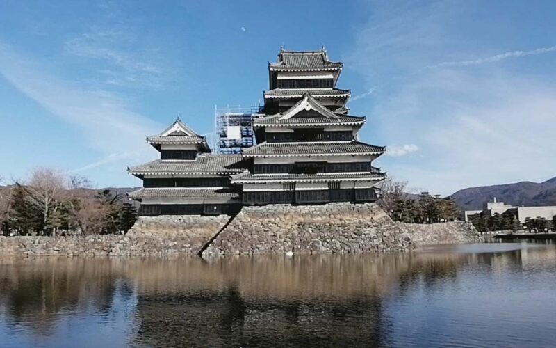 松本城　西側から（お濠越し）