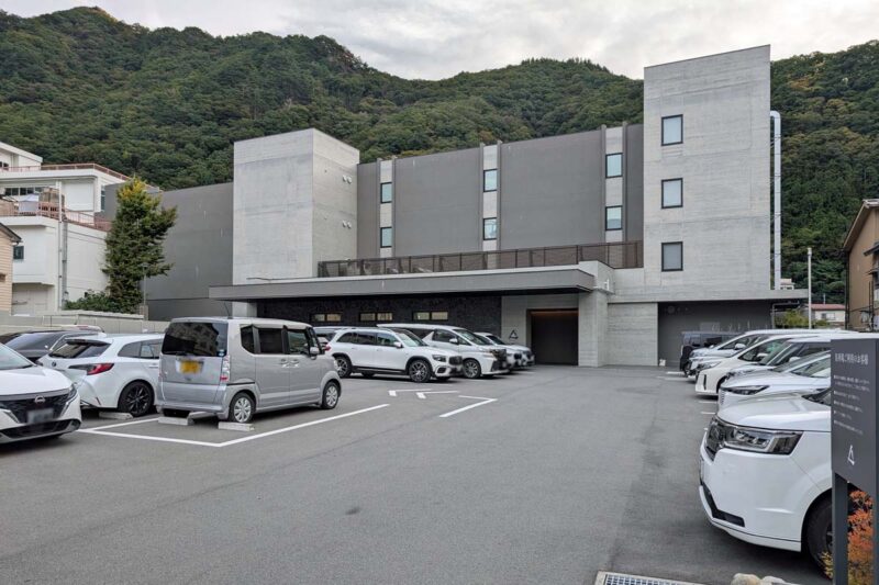 広い駐車場が完備された宿泊施設