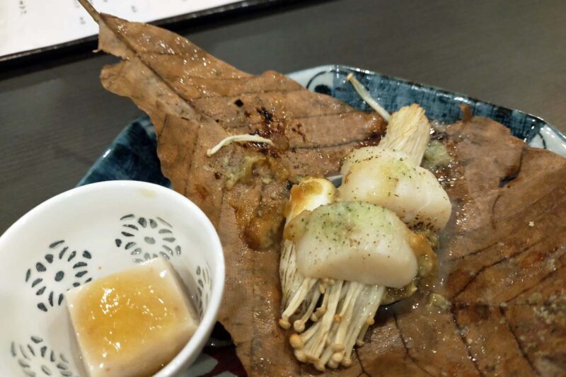 秩父・長瀞温泉　花湯別邸　夕食　前菜　自家製 “辛味噌”で仕上げる帆立と旬菜の朴葉焼き　無花果の豆腐