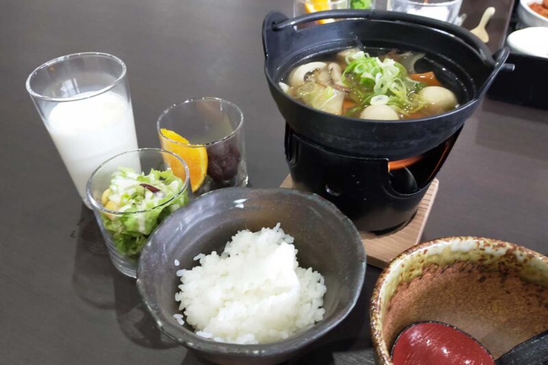 秩父・長瀞温泉　花湯別邸　朝食　ご飯　けんちん汁　サラダ　フルーツ　牛乳