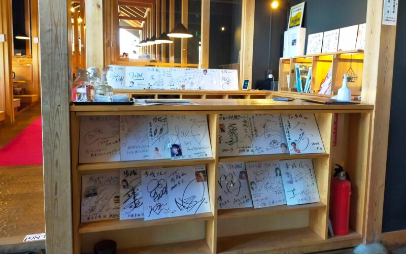 歩成 河口湖店 店内と富士山