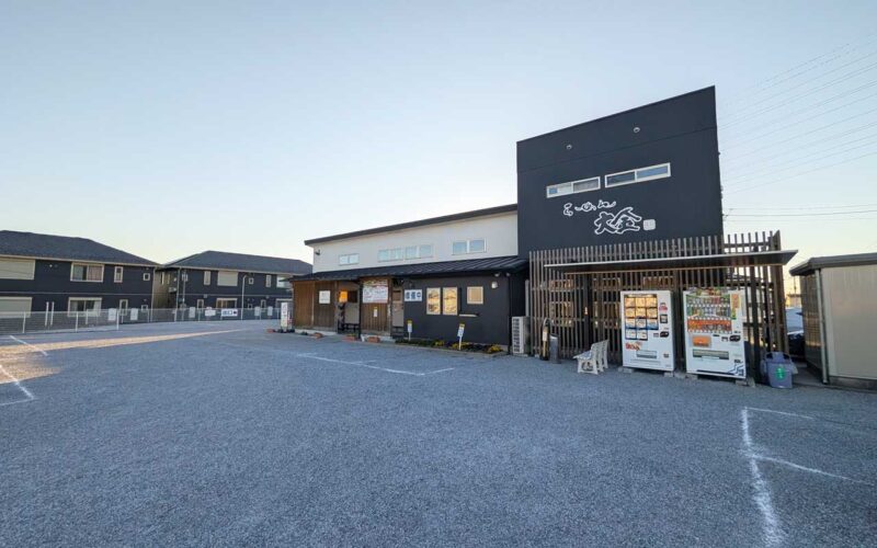 らーめん大金 外観と駐車場