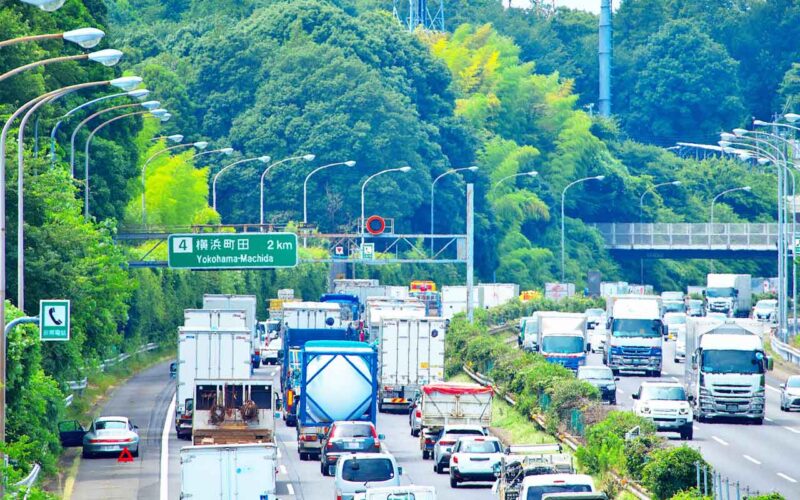 連休中の高速道路は渋滞がつきもの