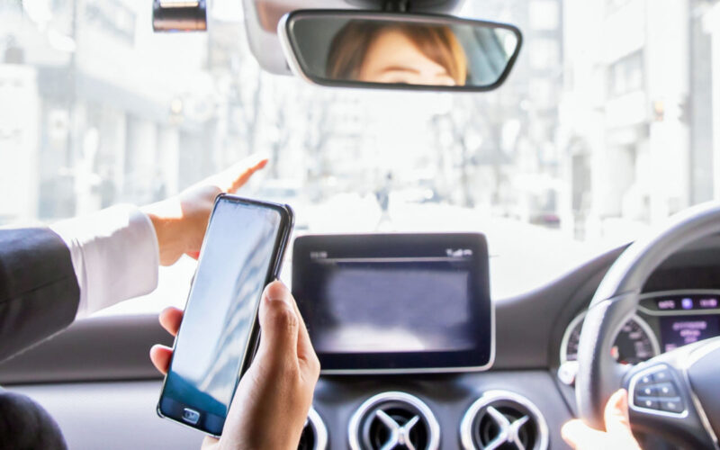 スマホとカーナビが連動してマップを映し出している