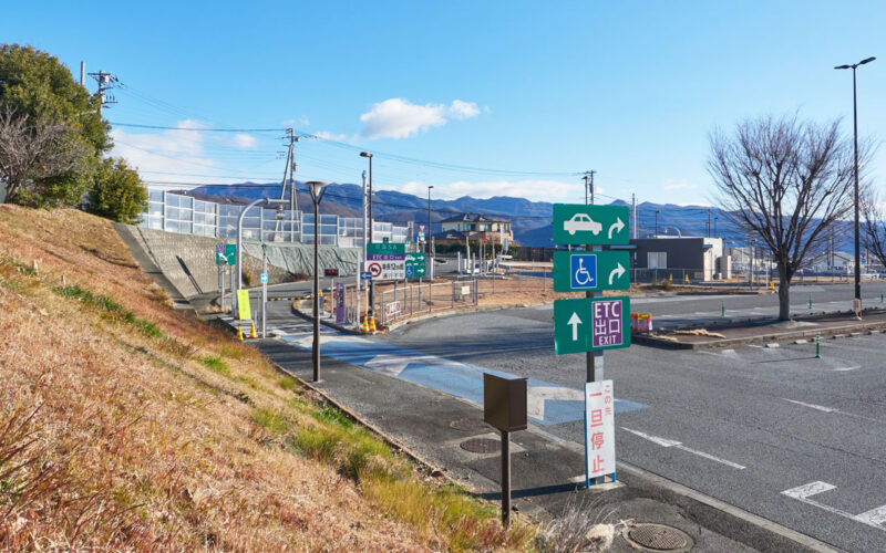 スマートICを利用して高速道路から一時退出する車のイメージ