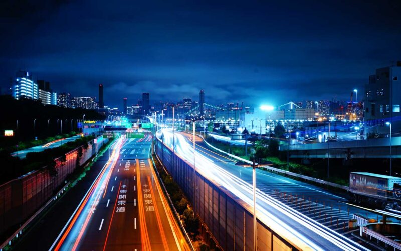 深夜の高速道路の走り方が変わります。