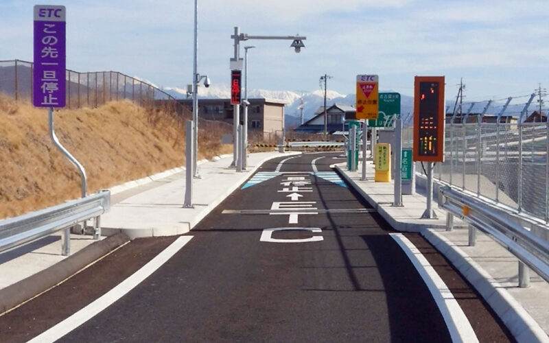 ハーフICの方向制限を示す案内看板のイメージ