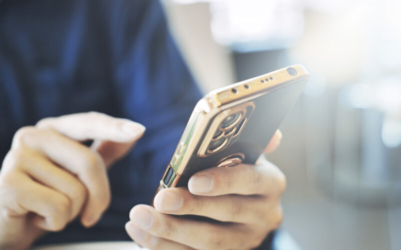 スマートフォンでJAF会員優待施設を検索する様子